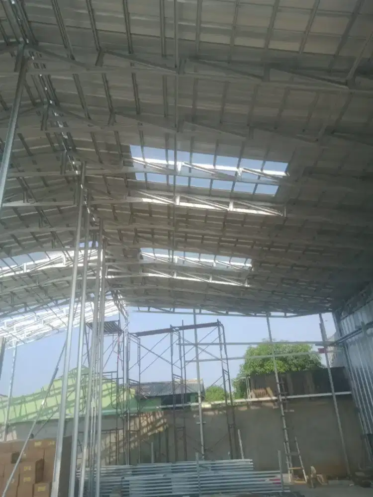 Tukang pasang baja ringan