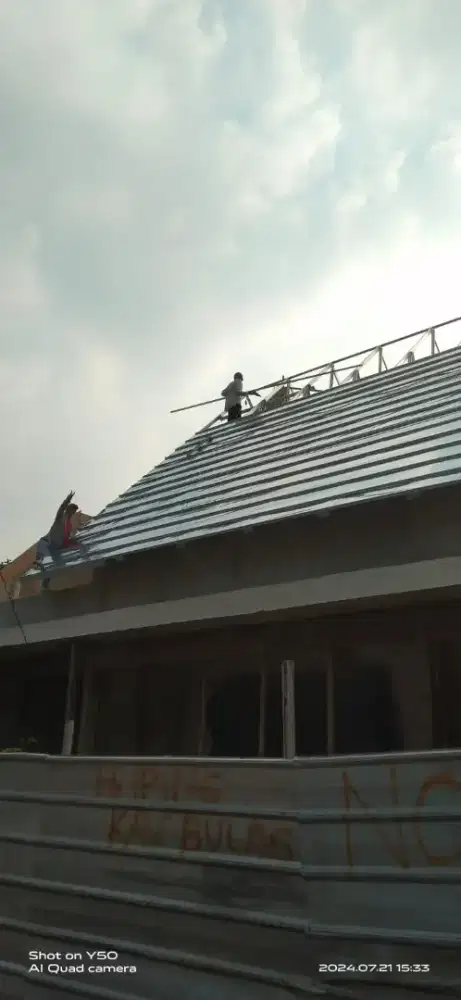Tukang pasang baja ringan