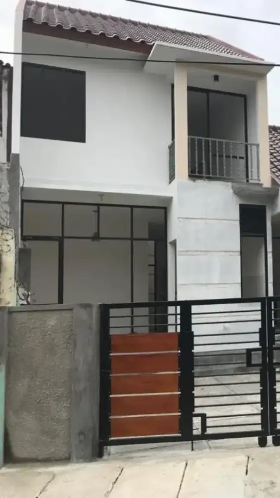 DISEWAKAN RUMAH DUA LANTAI DI MERUYA, LOKASI DALAM KOMPLEK PQT AMAN