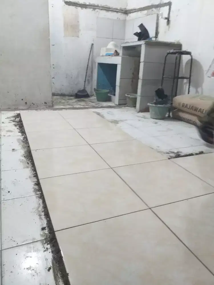 Tukang pasang keramik