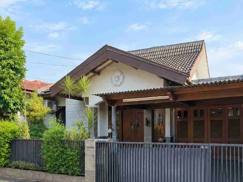 DIJUAL – Rumah Hook SHM LT 202 m² 3 KT Taman Luas Dekat Tol Desari Cinere