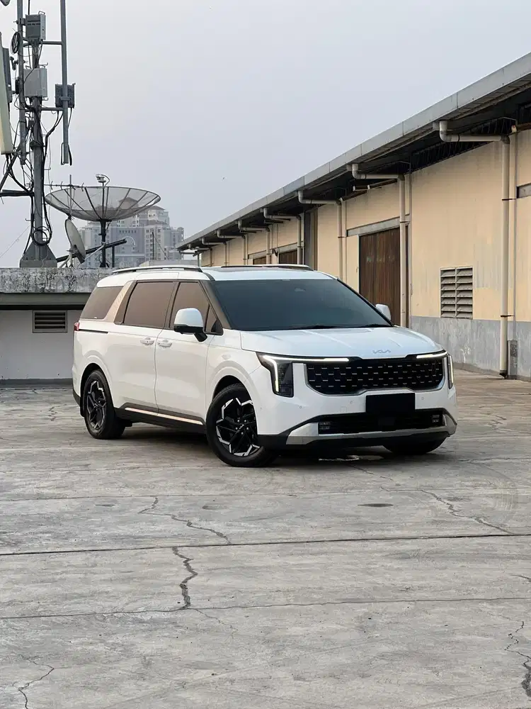 KIA Carnival Premiere 11 seater 2024