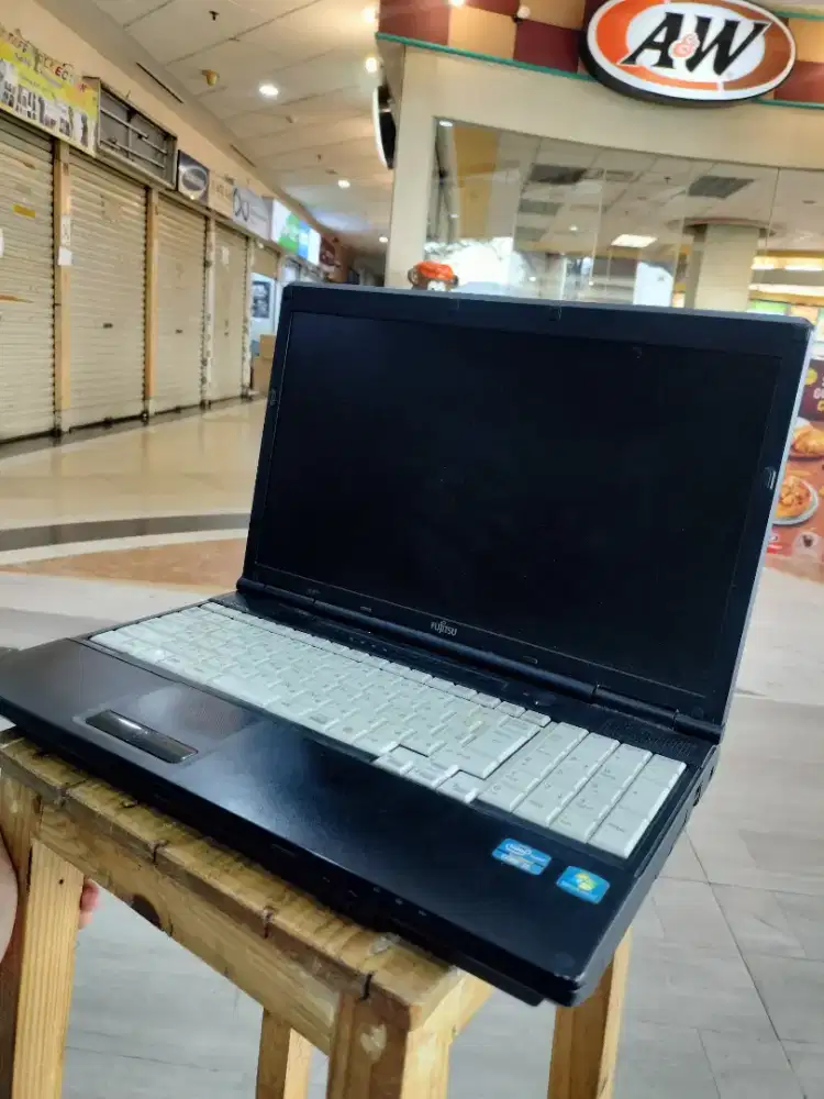 Laptop Fujitsu core i5 ram 4gb 256gb