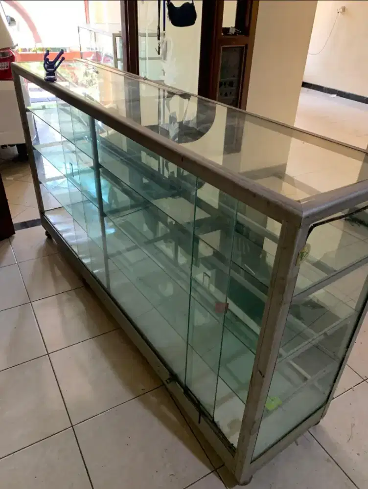 Lemari etalase kaca 2 meter bekas