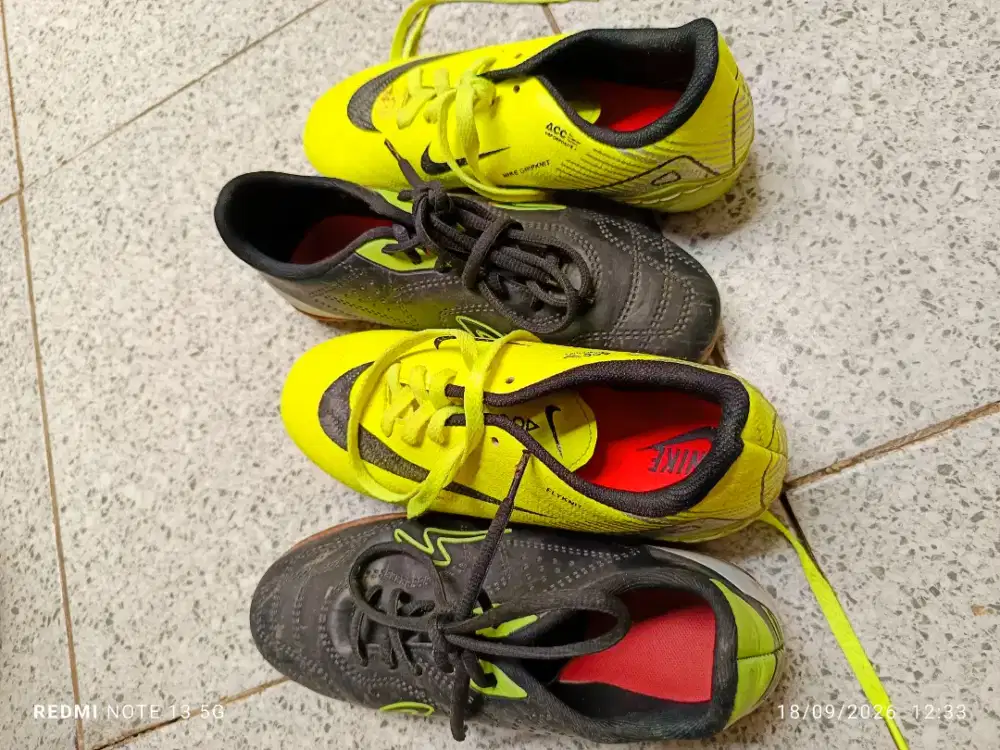 Sepatu sepak bola dan putsal
