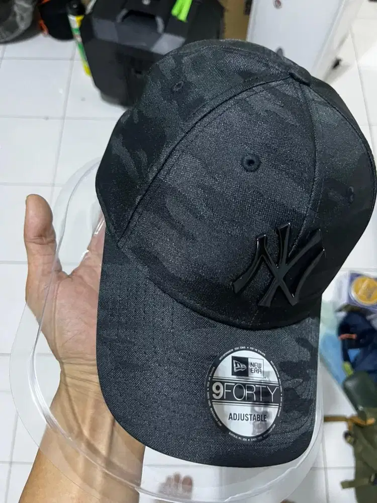 Topi new era metal logo corak camo