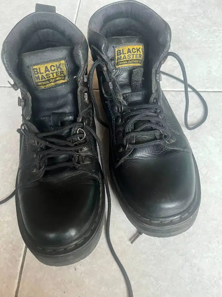 Sepatu boot hitam