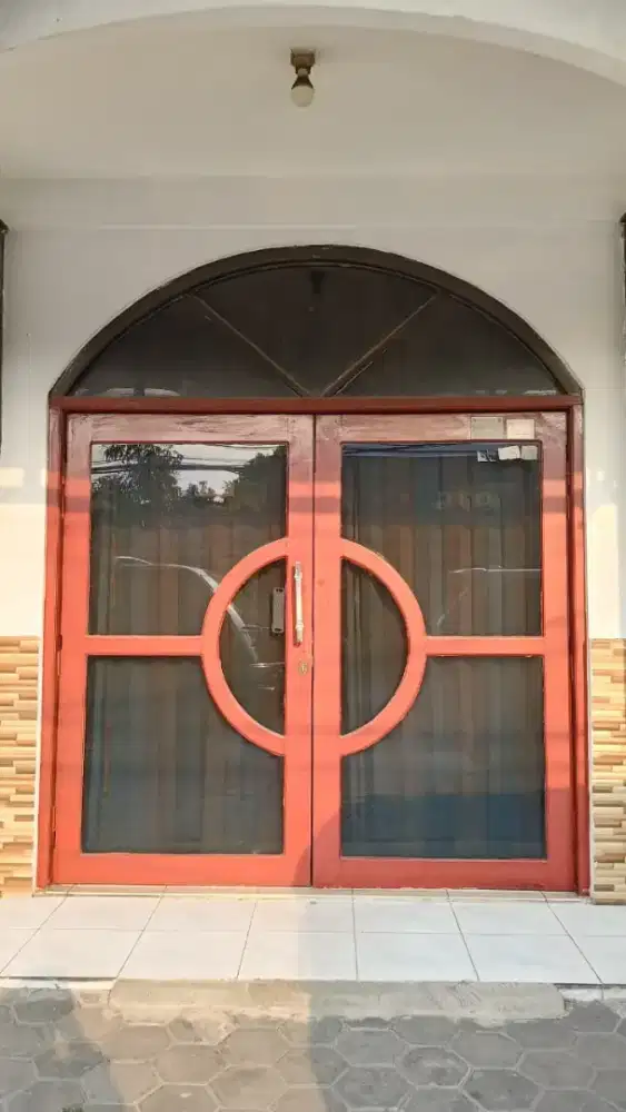 Pintun kupu tarung bahan kayu