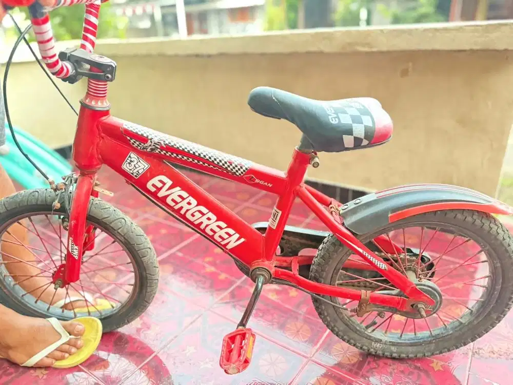 Sepeda Anak merah