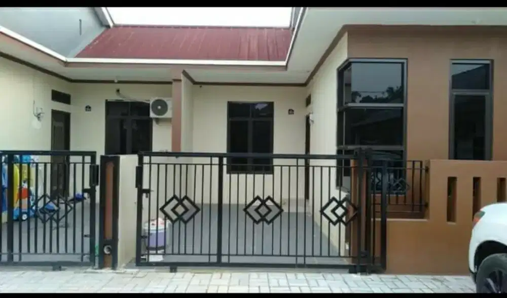 Disewakan rumah bisa parkir mobil bayar tahunan