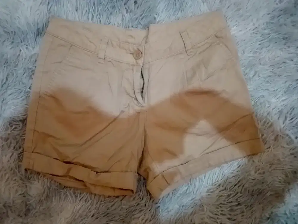 Hotpants atau celana pendek wanita