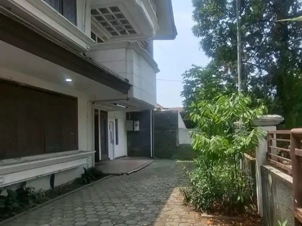 Rumah Besar Parkir Luas Eks Kantor di Sayap Buahbatu Turangga