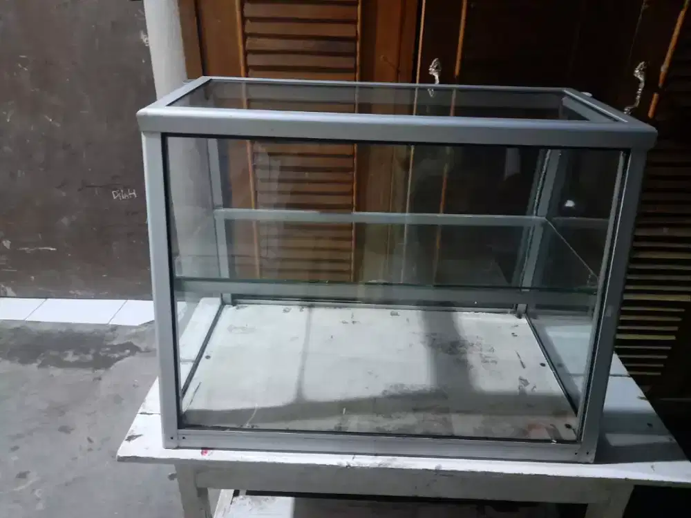 dijual etalase kaca bekas jualan ayam geprek kondisi msh bagus