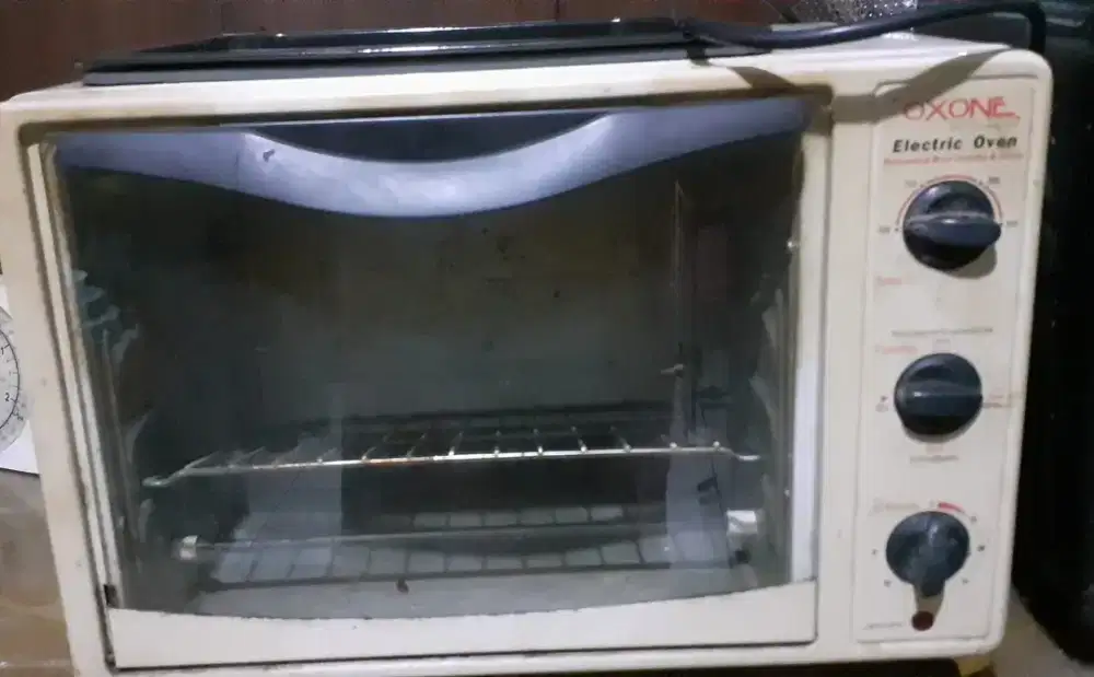 Oven listrik merk oxone. Minus 1 kaki nya lepas tapi bisa dioasang lg