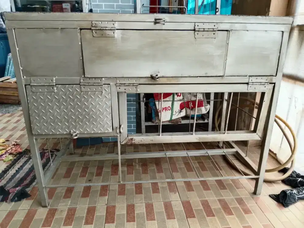 Meja bahan dari Besi
