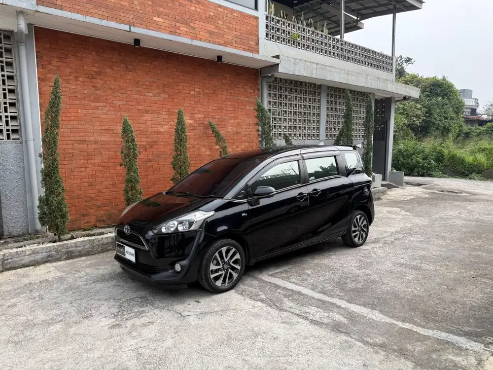 Km79rb - Sienta V matic 2017 black keyless || 2018