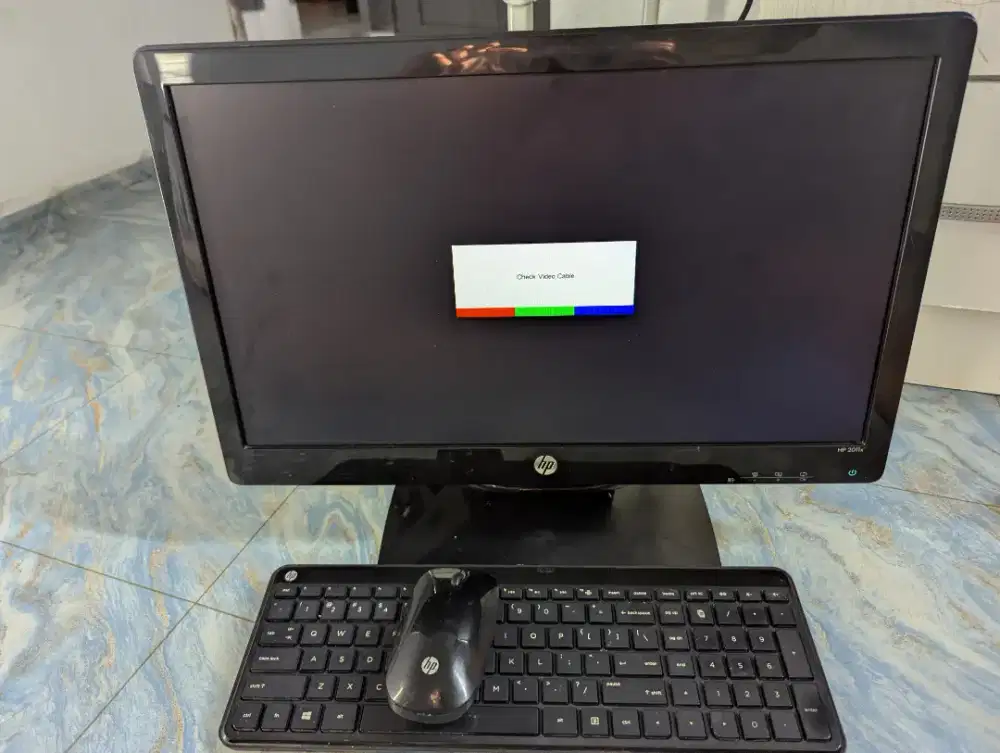 Destop koputer merek HP lengkap dengan mouse dan kiyboard nya