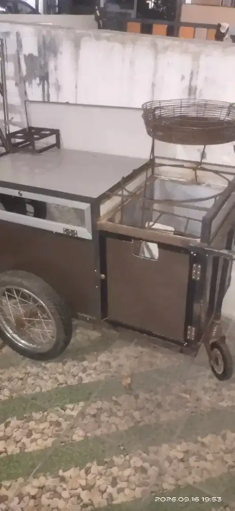 Gerobak jualan gorengan