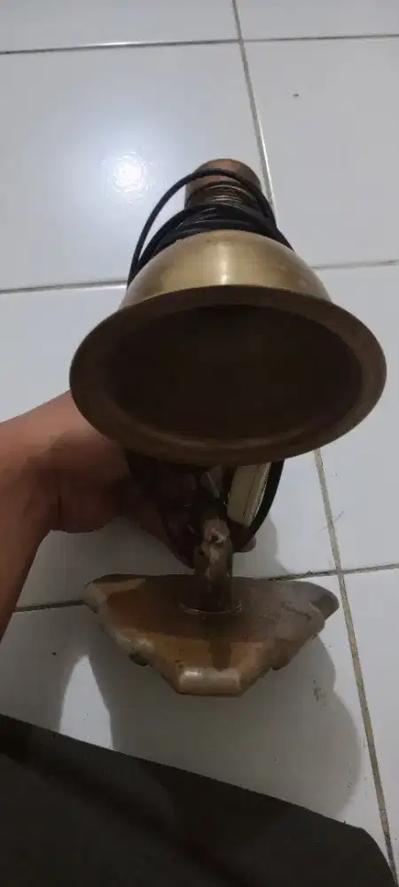 Koleksi barang antik lampu baca kuningan