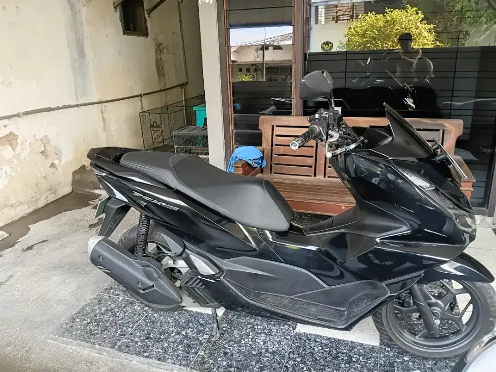 Honda pcx hitam