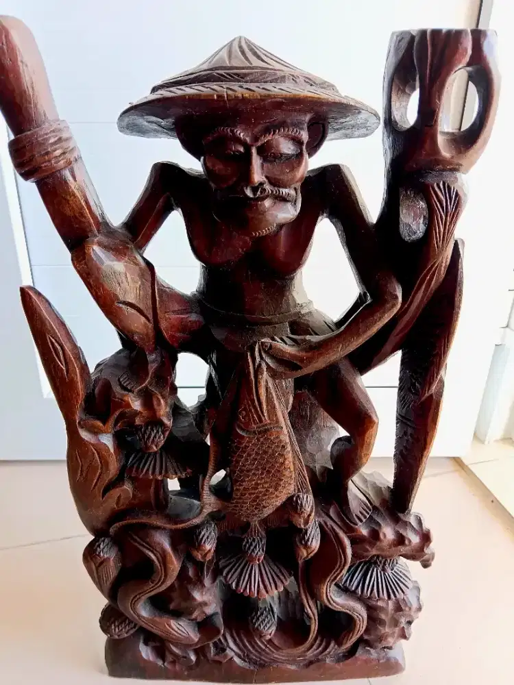 Patung Kayu Kakek Bawa Ikan