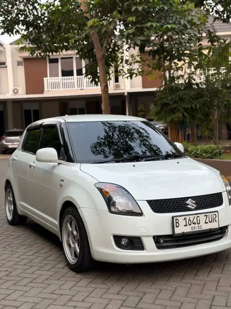 Suzuki swift 2011 matic CASH putih favorit