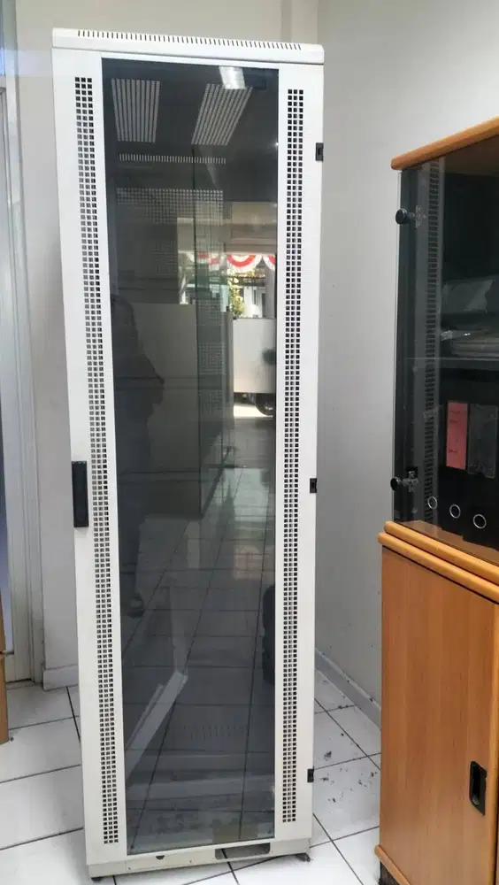 DI JUAL LEMARI SERVER RACK STANDING PINTU KACA – BEKAS