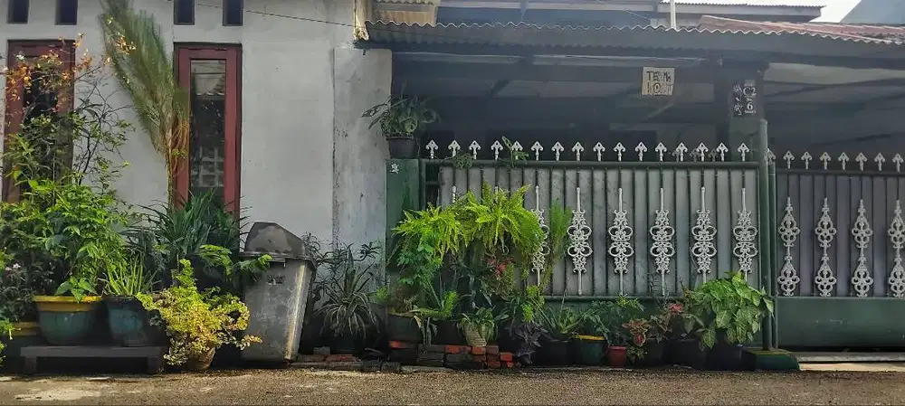 KOMPLEK PENGAYOMAN • DIJUAL! Rumah Secondary • LT 135m² • LB 180m²