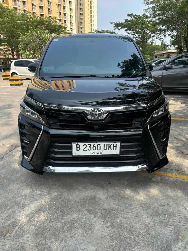 Toyota voxy hitam 2018