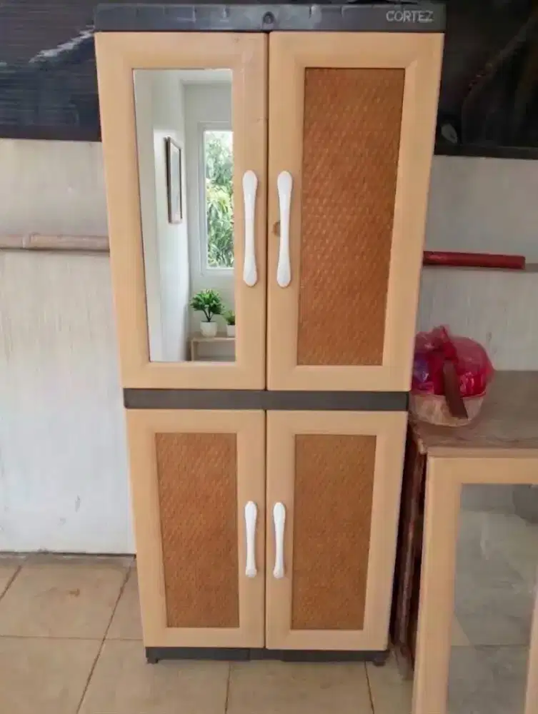 Lemari storage dilengkapi kaca