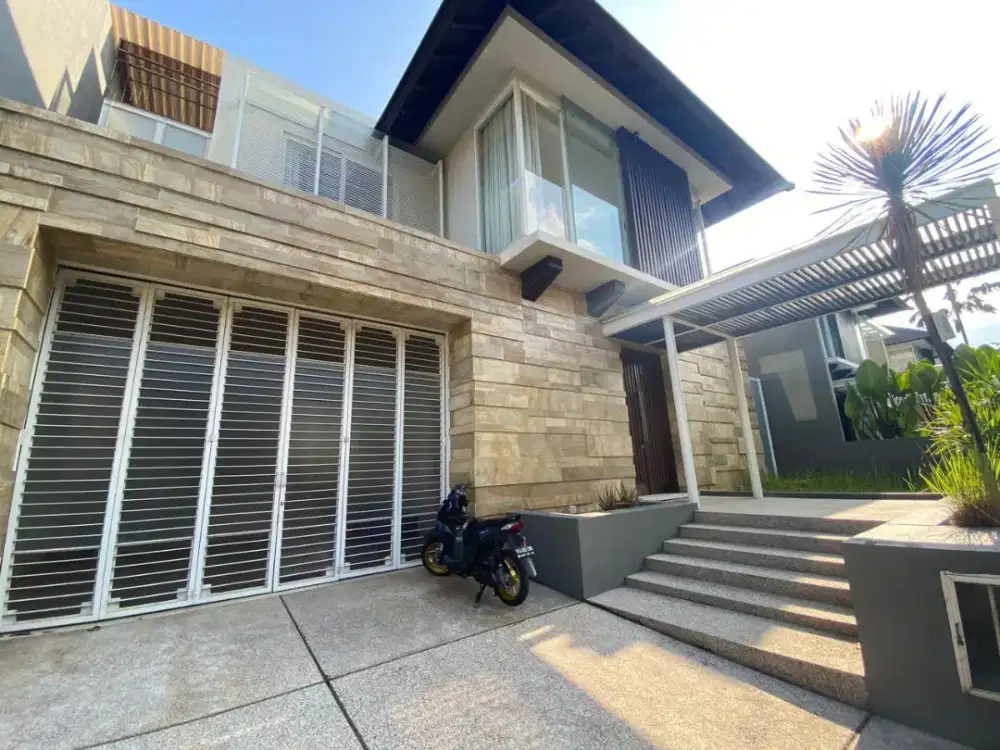 DIJUAL RUMAH MEWAH DI GRAHA FAMILY BLOK W CLUSTER FAVORIT SIAP HUNI