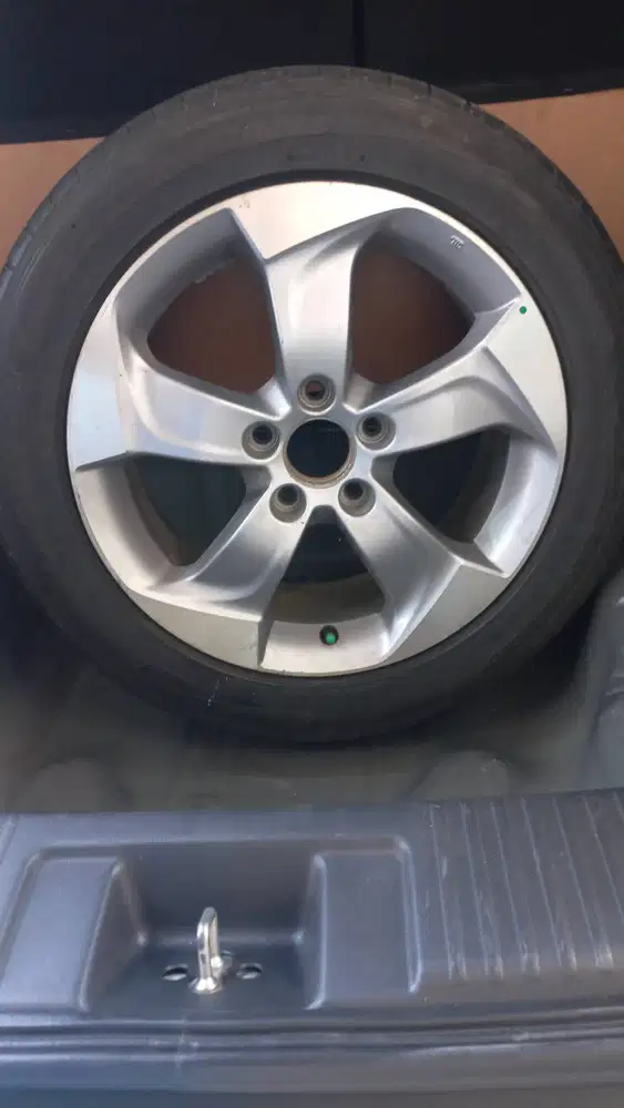 Di jual 1 buah velg dan ban serep bekas ring 17 honda hrv 2016
