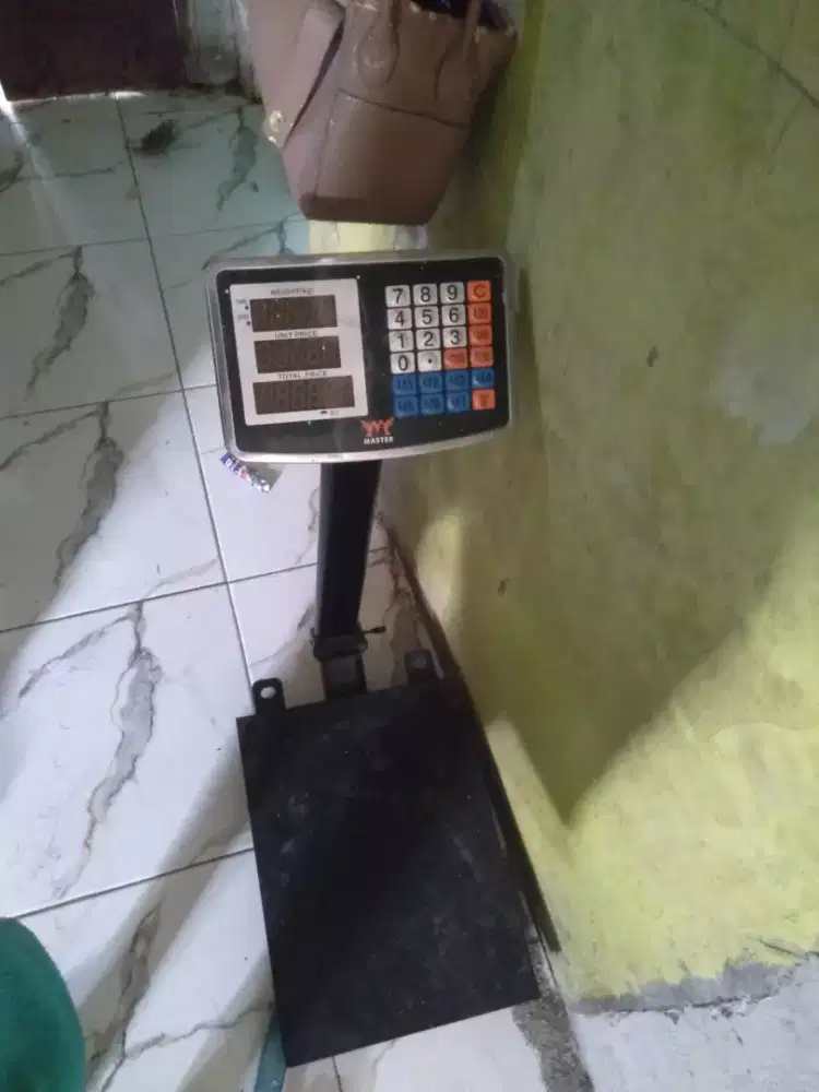 Timbangan dan mesin pres plastik