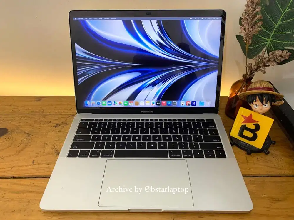 Macbook pro retina 13 inch 2017 core i5 Ram 16/256 Ssd Desain elegant
