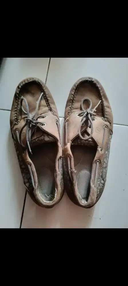 Dijual Sepatu casual Spery motif merk ternama size 41