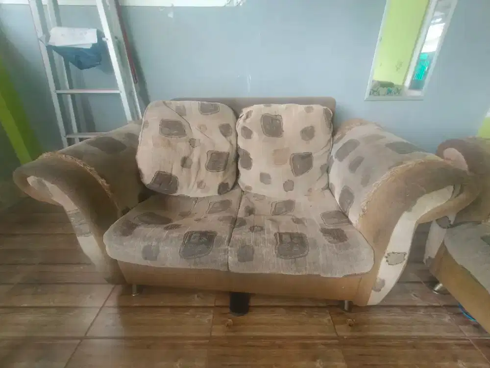 Sofa ruang tamu bekas