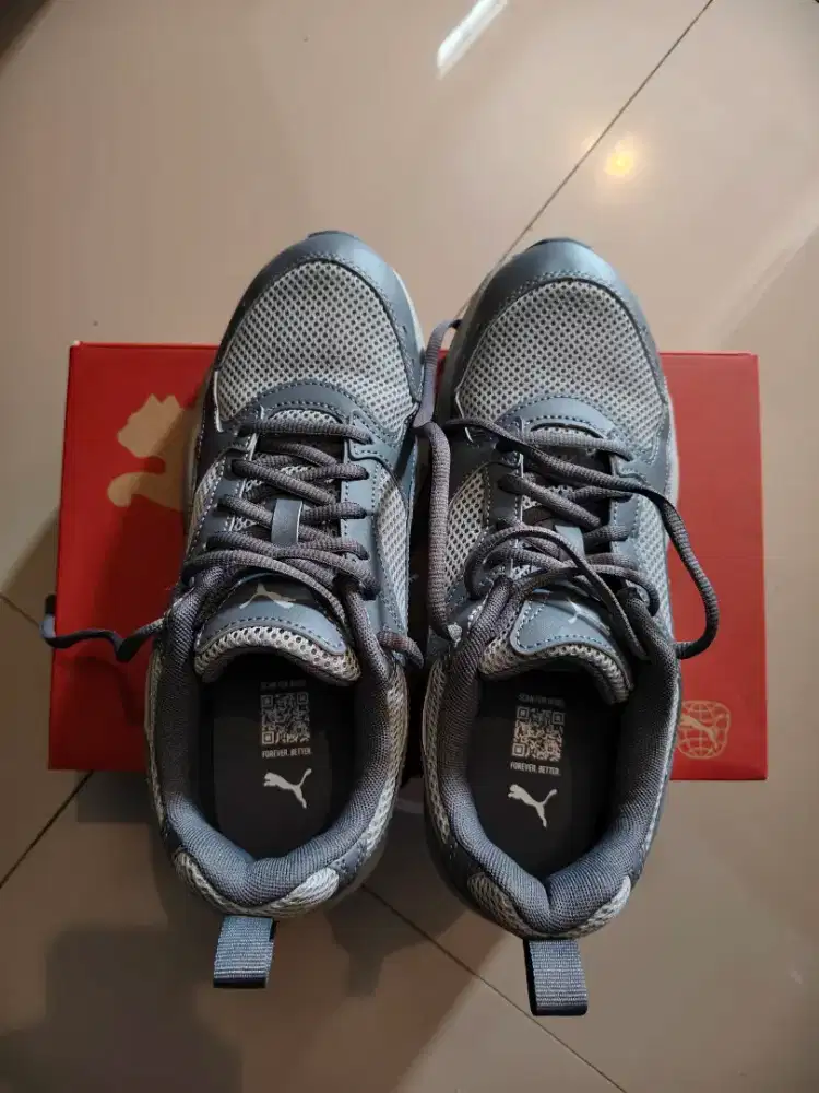 Puma Sepatu Milenio Tech Light
Smokey Gray-PUMA Silver-Cool Dark Gray