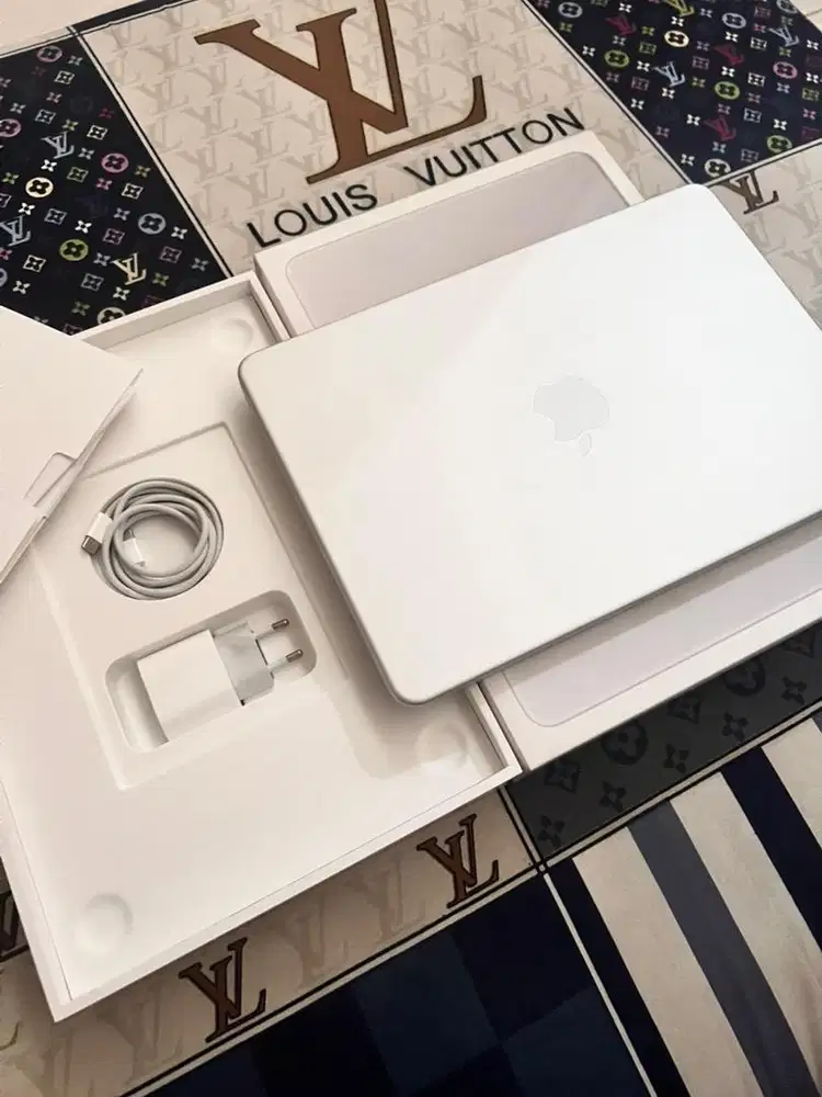 Macbook neo silver 8/256gb ibox bh100 cc9 garansi panjang