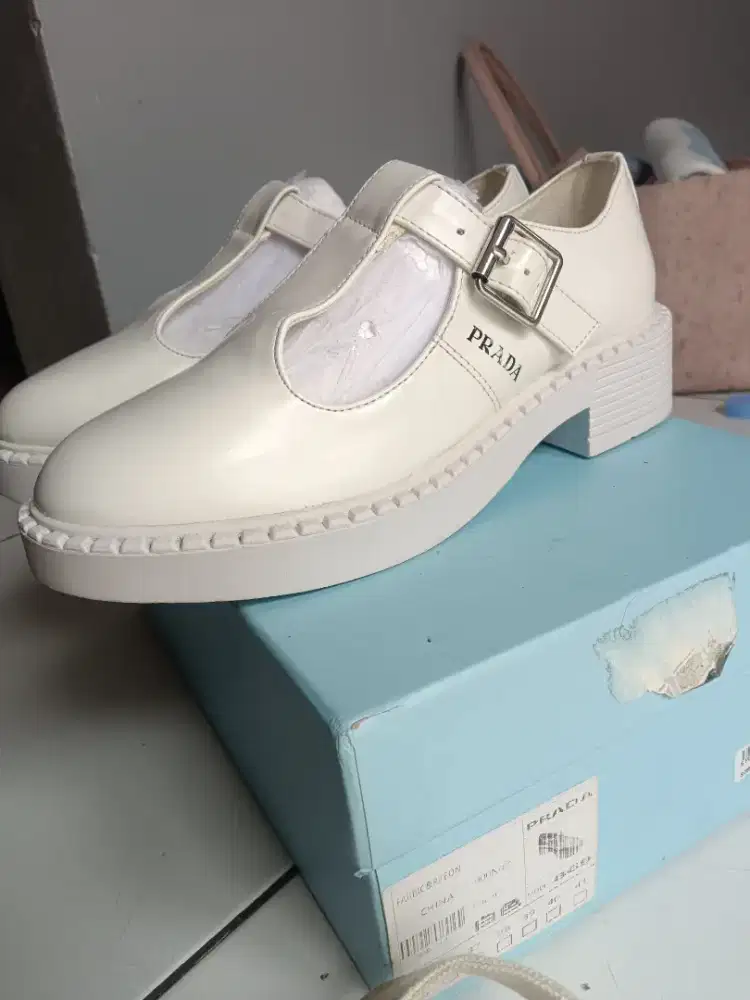 Sepatu pantofel merek prada milano