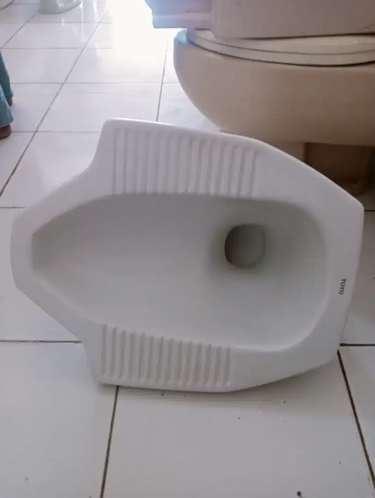 kloset jongkok toto type ce6 lantai atas