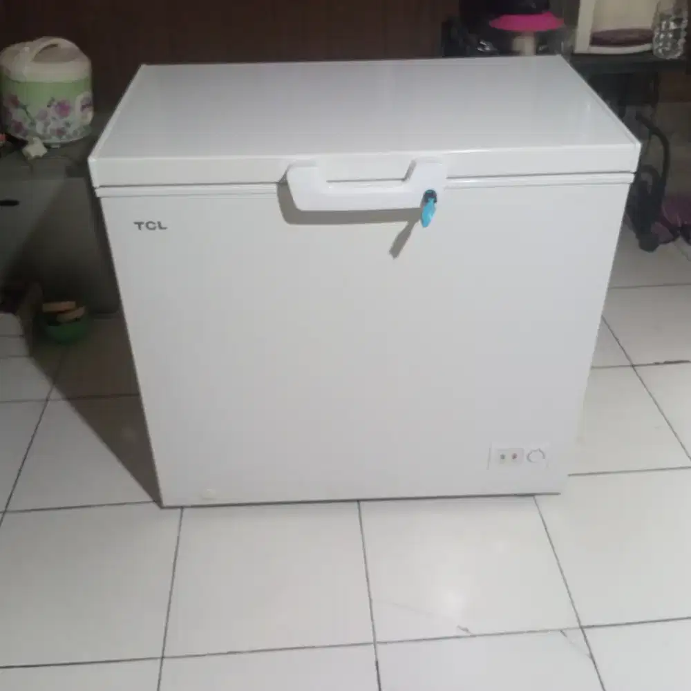 Freezer box TCL bekas siap pakai minus fisik ringan bisa nego-cianjur