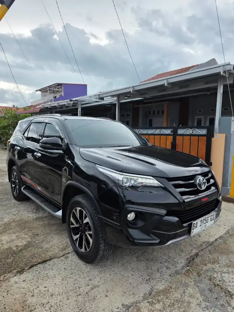 Toyota Fortuner VRZ TRD 4x2 A/T hitam