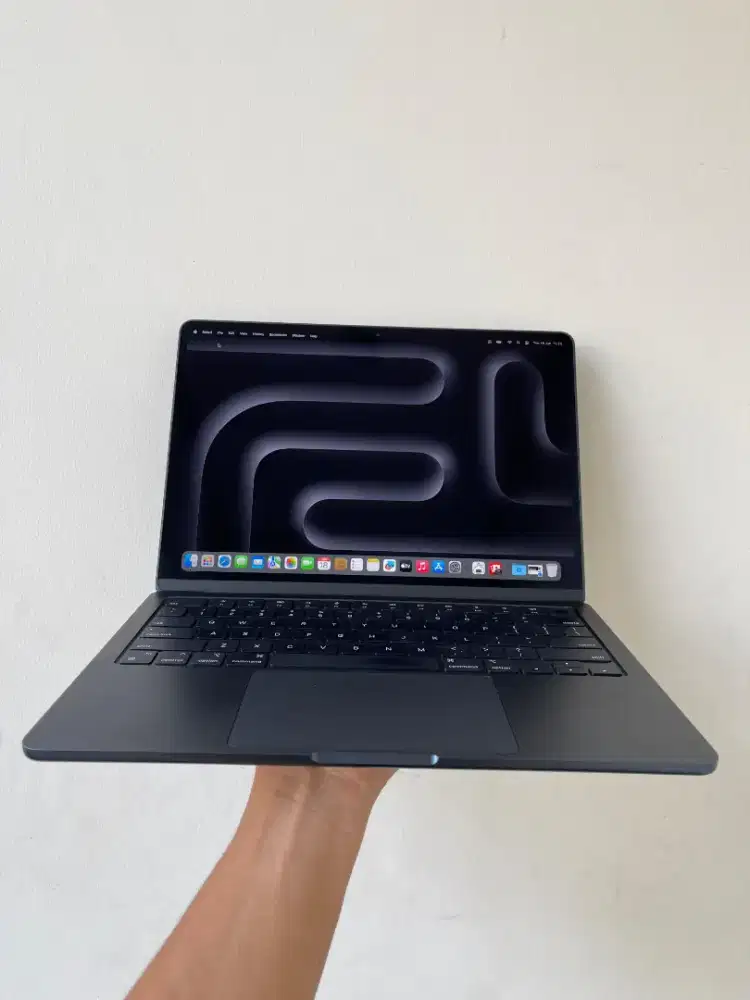 Macbook Air M3 16/256 iBox Mulus Terawat Garansi panjang