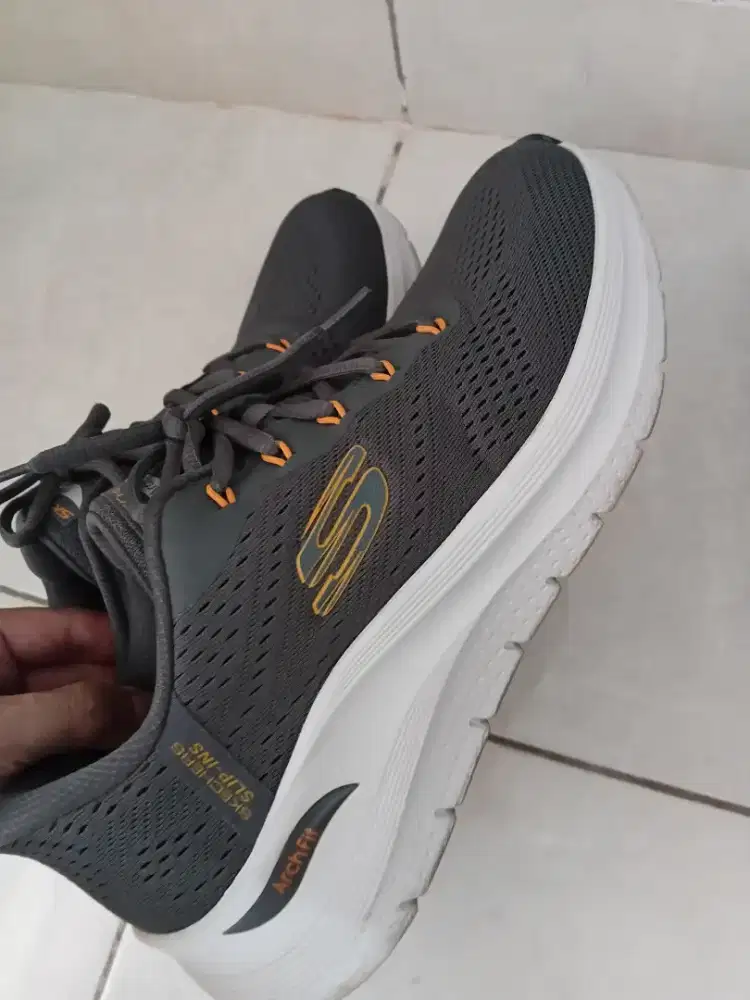 Dijual sepatu skeechers dan watchout ukuran 41 dan 42