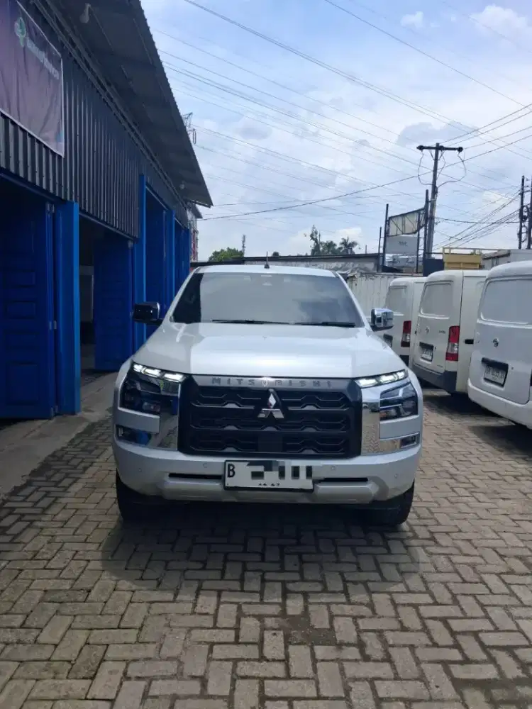 Triton DC 4x4 Ultimate 2024 putih