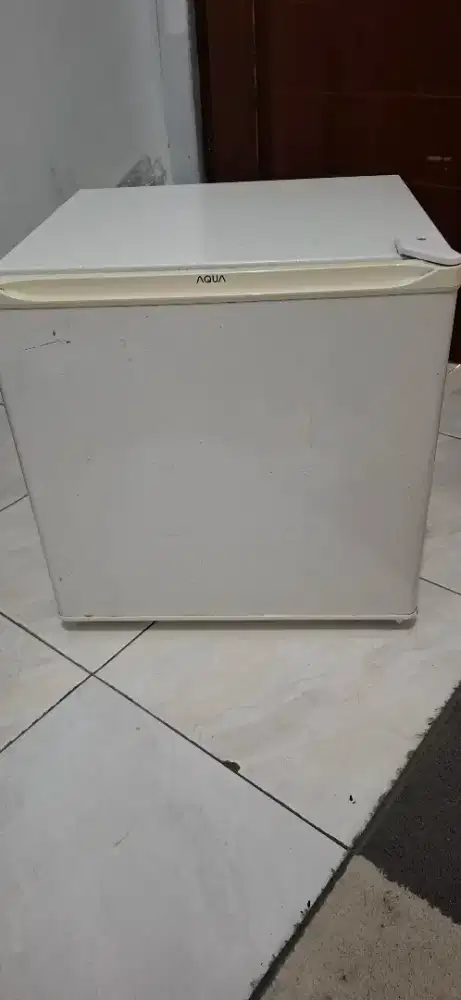 Menjual Kulkas Aqua 50 liter bekas (AQR-D50F)