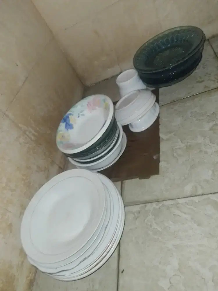 Piring makan dan mangkok