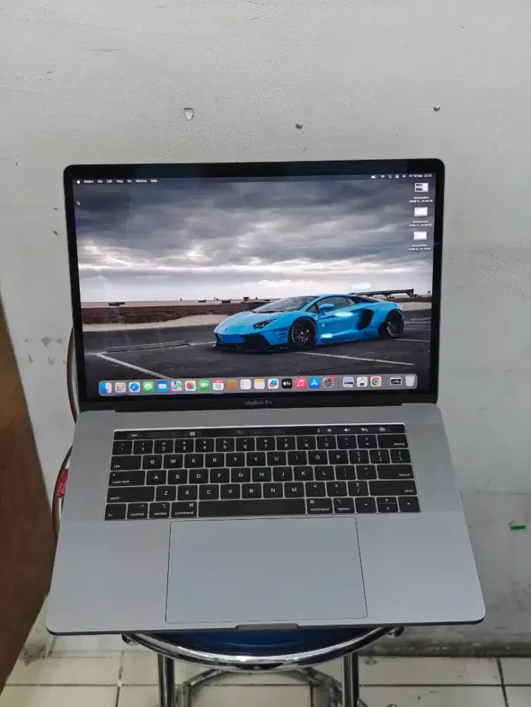 Macbook pro 15 inch 2019 i7 16/256