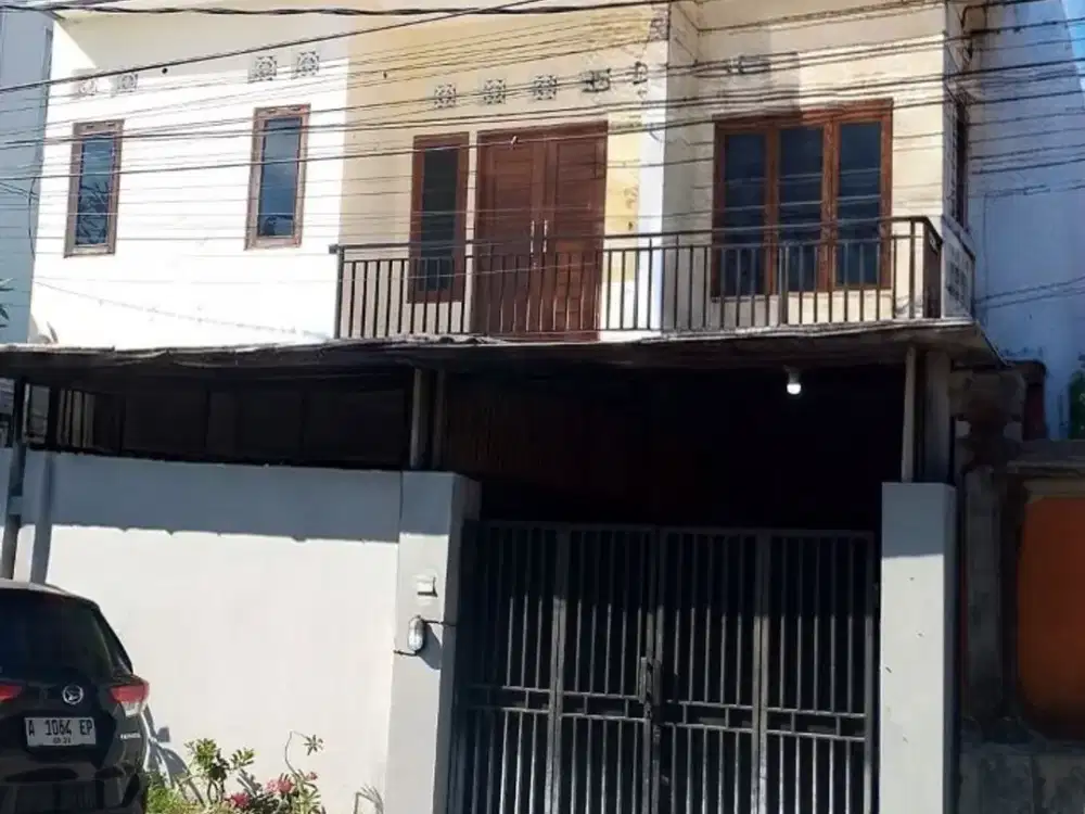 Rumah Unfurnished 2 Lantai dengan 4 Kamar Tidur Disewakan di Renon