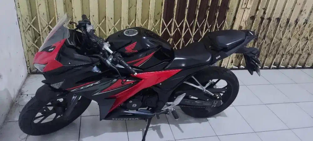 Honda CBR 150R black red